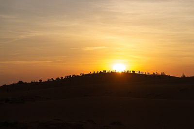 The traffic of tourists lining up to take photos with sunsets.